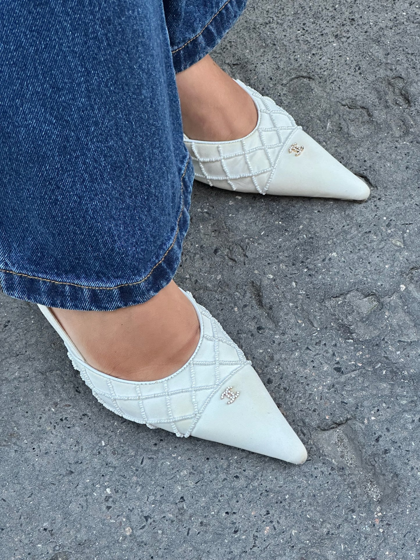 Chanel Quilted Pearl And Crystal Logo White Pointed Toe Kitten Heels Décolleté 40C