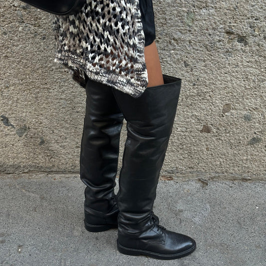 Scarpe vintage Chanel - Stivali neri con logo CC intrecciato ricamato