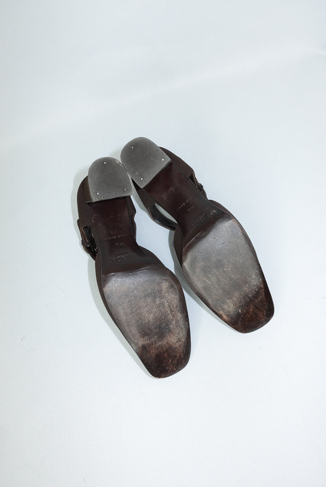 Décolleté vintage in tessuto tecnico marrone Prada