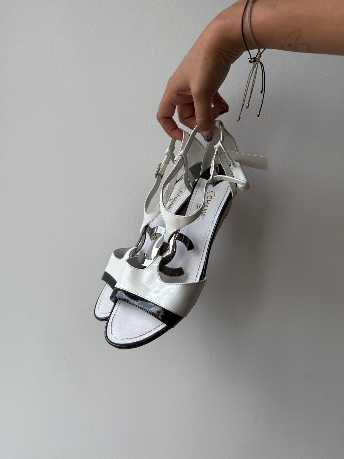 191. Scarpe Chanel con logo CC argento - Sandali vintage in pelle verniciata B&W