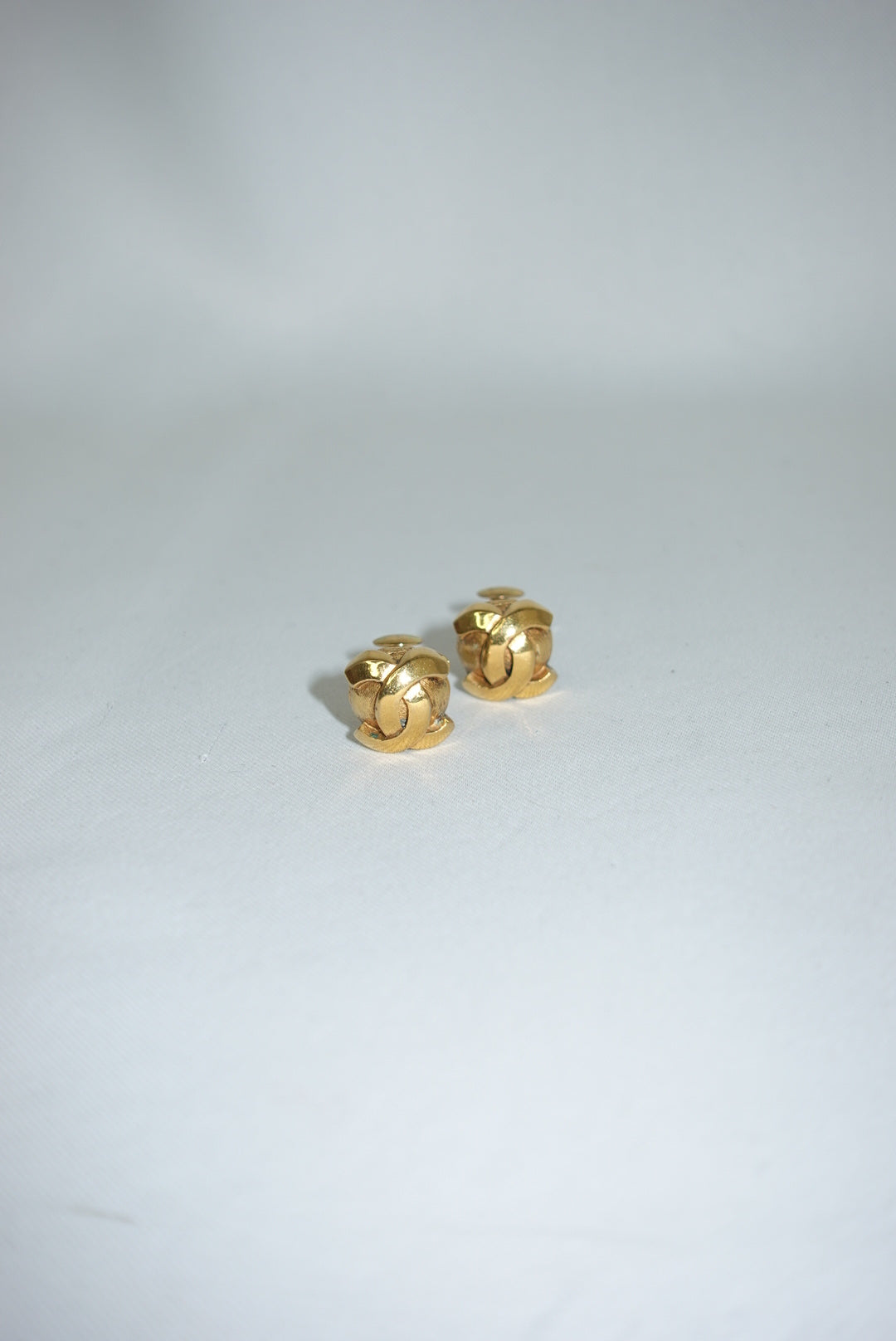 Orecchini vintage con clip e logo Chanel CC