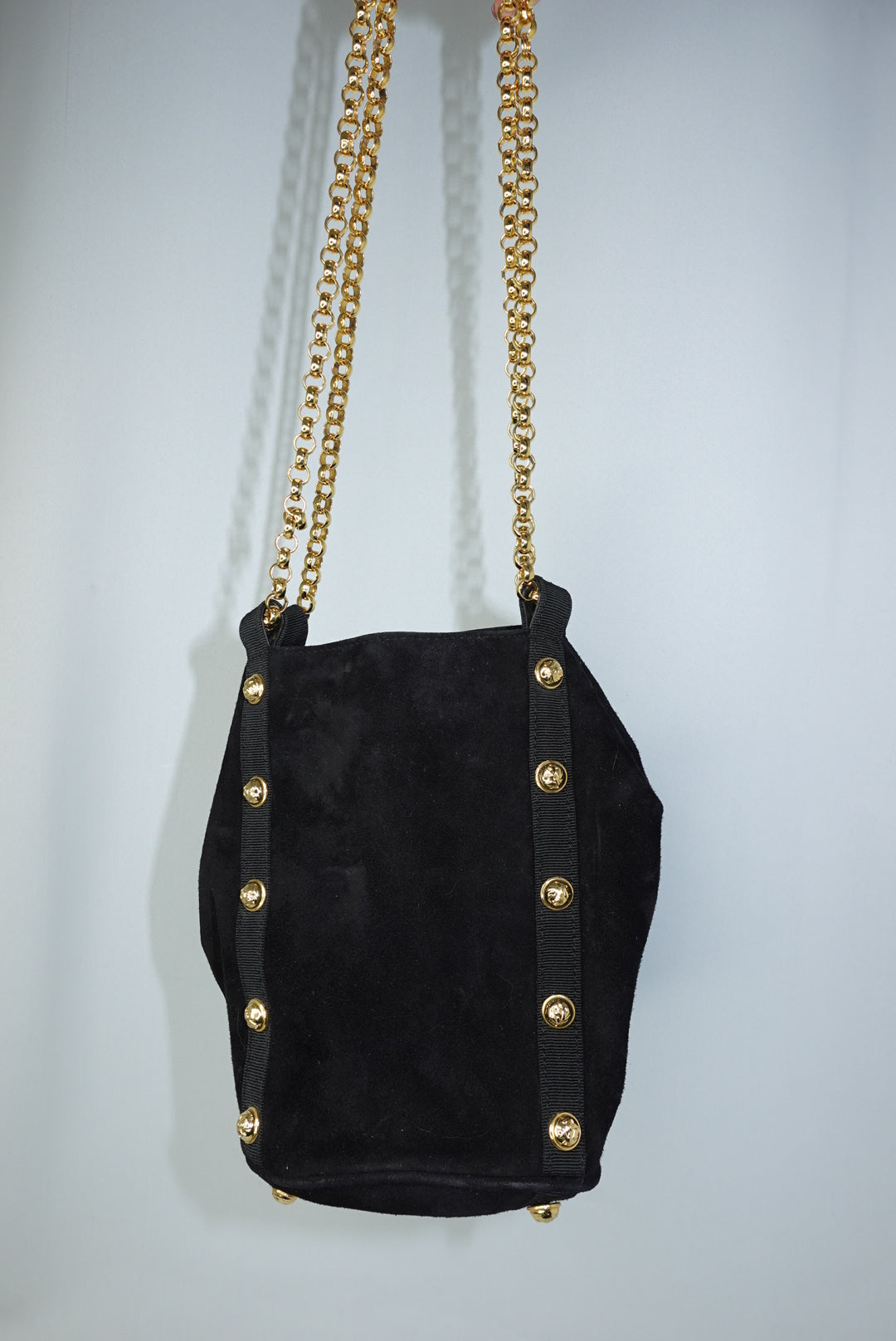 Borsa a secchiello Salvatore Ferragamo in pelle scamosciata nera e borchie dorate