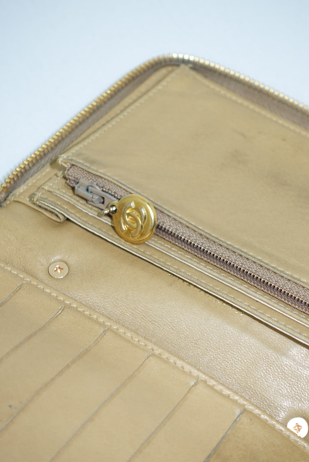 Portafoglio Chanel Vintage rielaborato medio con cerniera e catena in pelle caviale beige chiaro