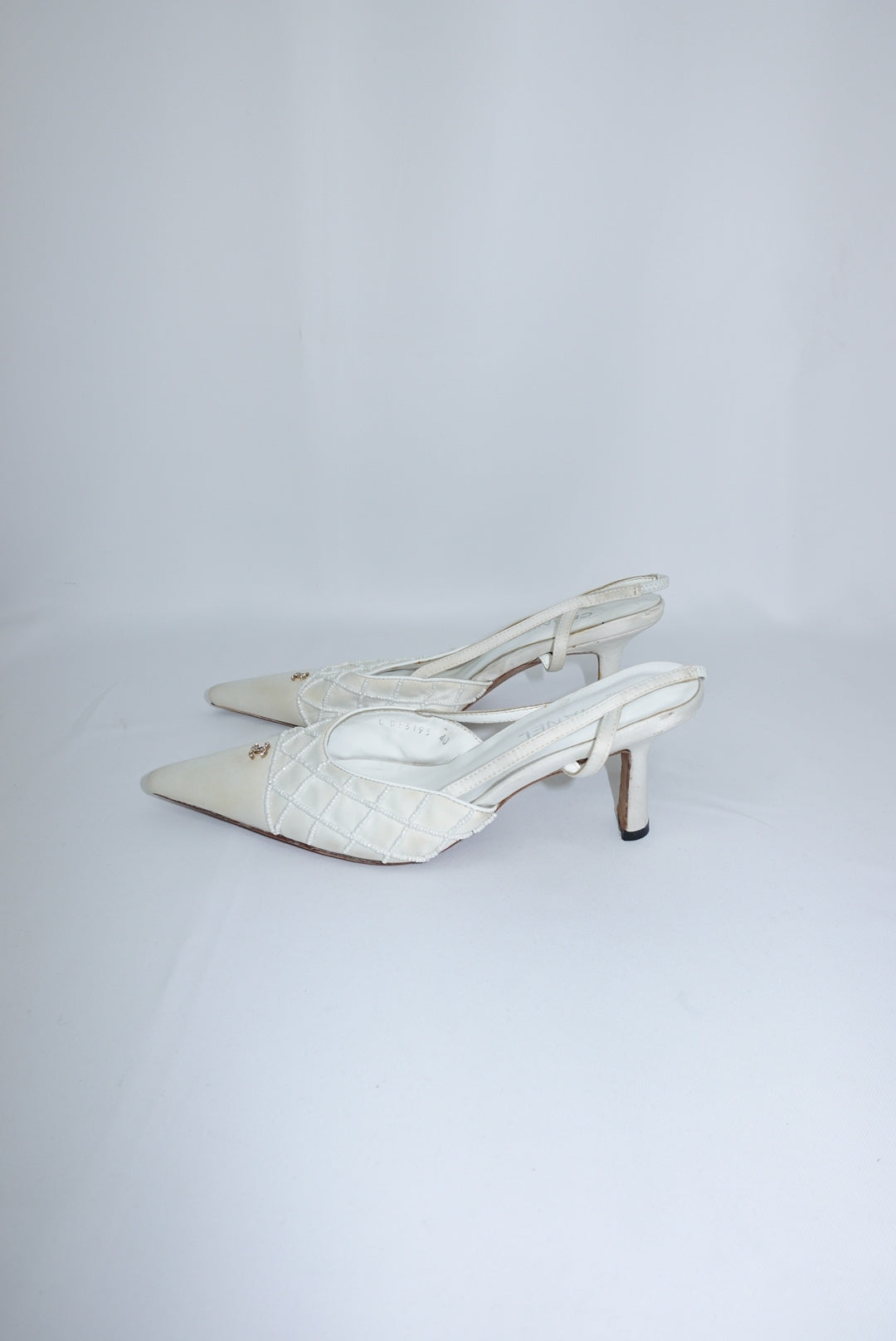 Chanel Quilted Pearl And Crystal Logo White Pointed Toe Kitten Heels Décolleté 40C