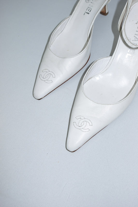 042. Chanel Logo White Pointed Toe Kitten Heels Décolleté 37