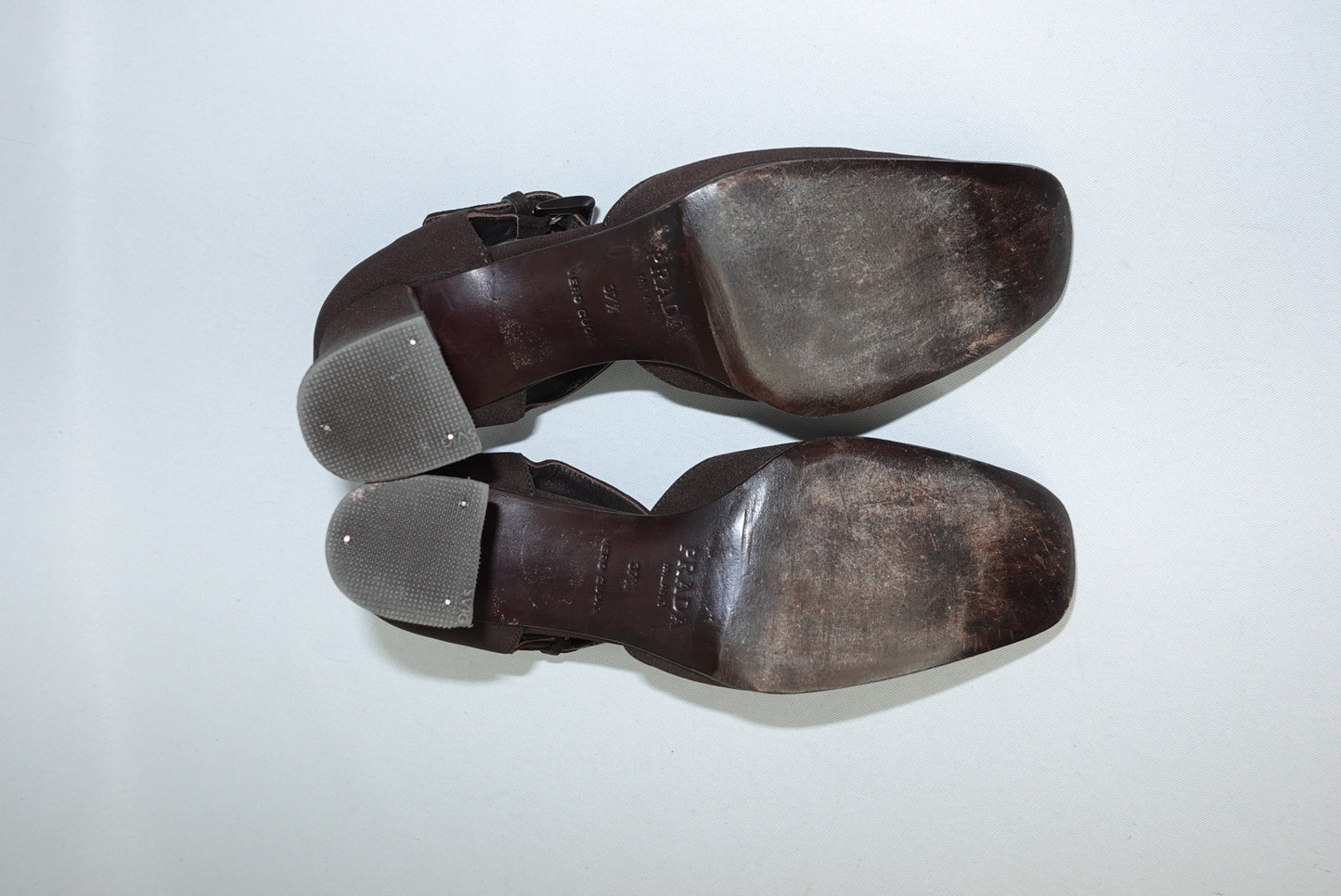 Décolleté vintage in tessuto tecnico marrone Prada