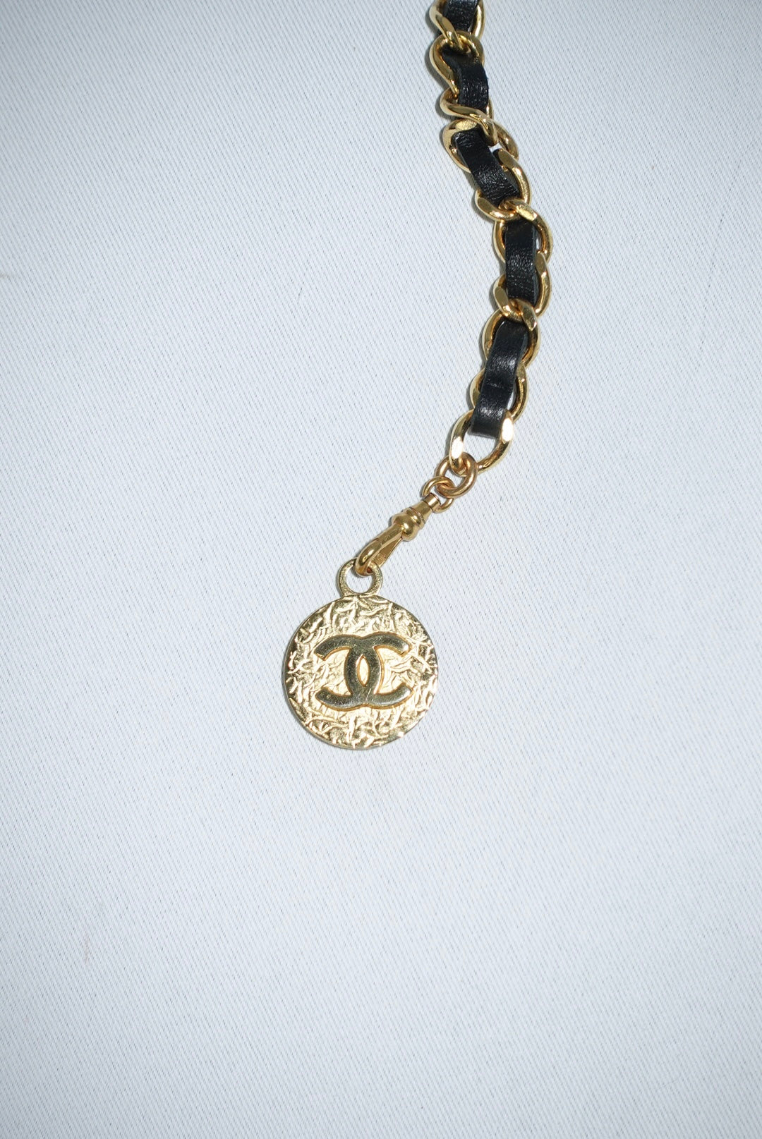 Cintura Chanel Vintage con catena a medaglione e pelle nera