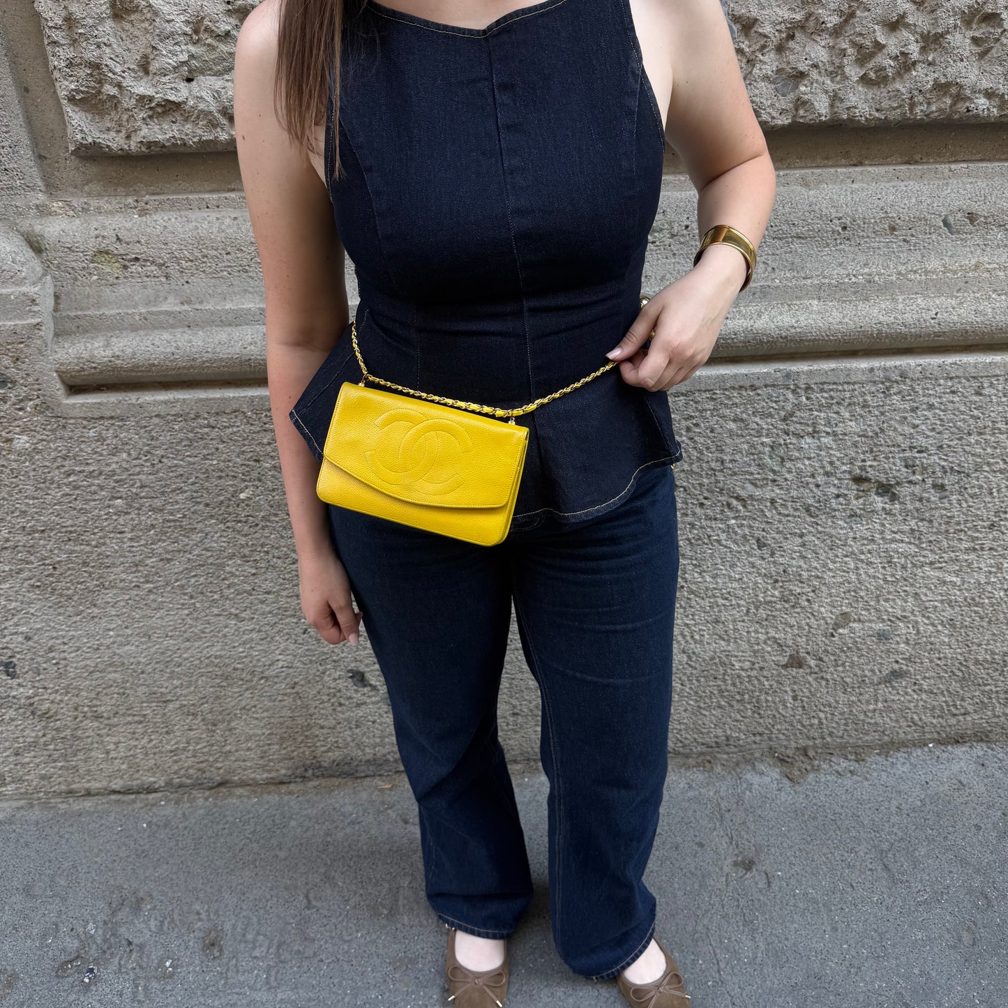 Portafoglio Chanel Vintage rielaborato con patta e catena in pelle caviale giallo senape con logo CC ricamato