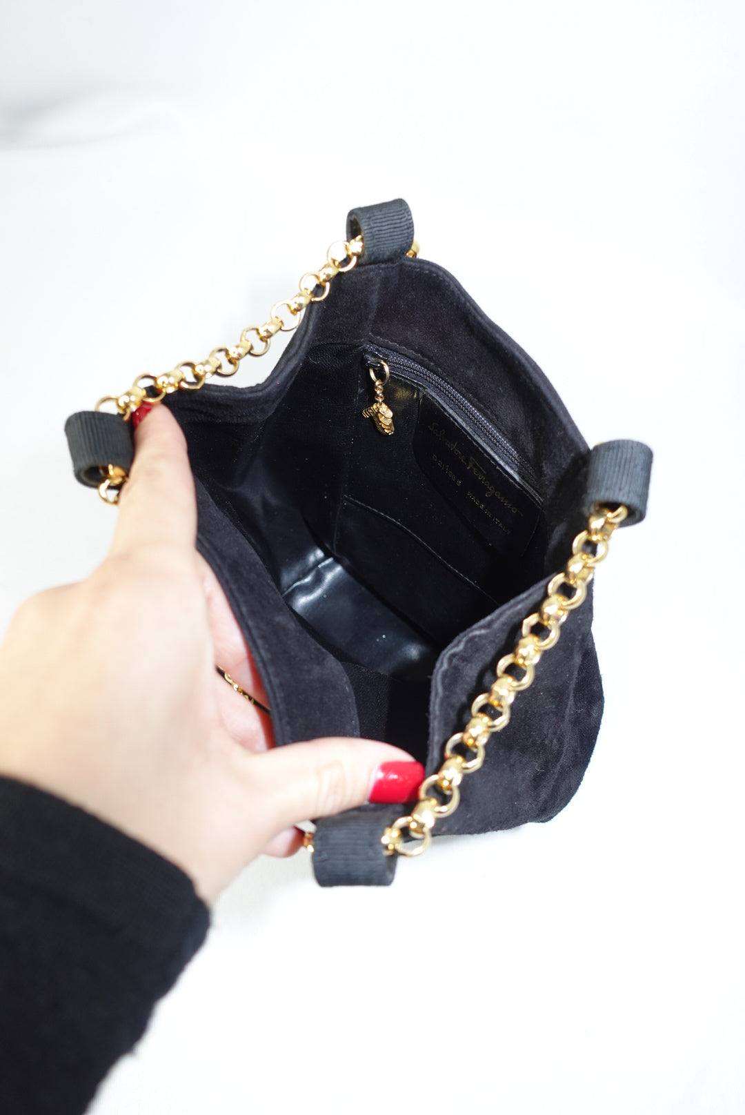 Borsa a secchiello Salvatore Ferragamo in pelle scamosciata nera e borchie dorate