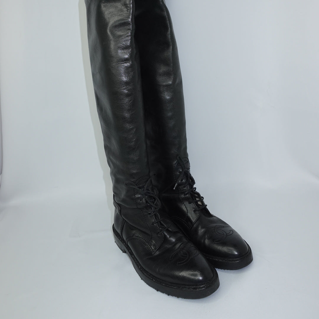Scarpe vintage Chanel - Stivali neri con logo CC intrecciato ricamato