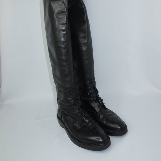 Scarpe vintage Chanel - Stivali neri con logo CC intrecciato ricamato
