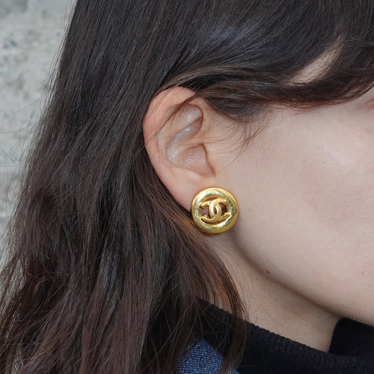 Orecchini vintage Chanel con clip e logo CC, placcati oro 24k