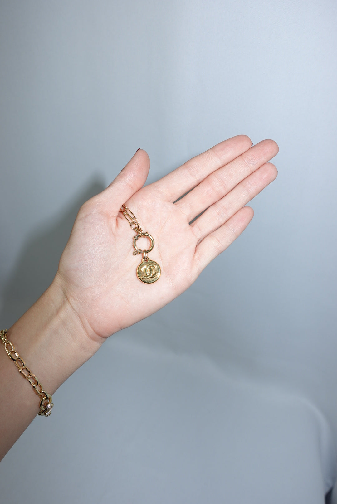 Collana con ciondolo vintage rielaborato color oro Chanel