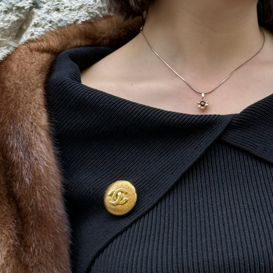 Spilla Chanel Vintage rotonda con logo CC color oro