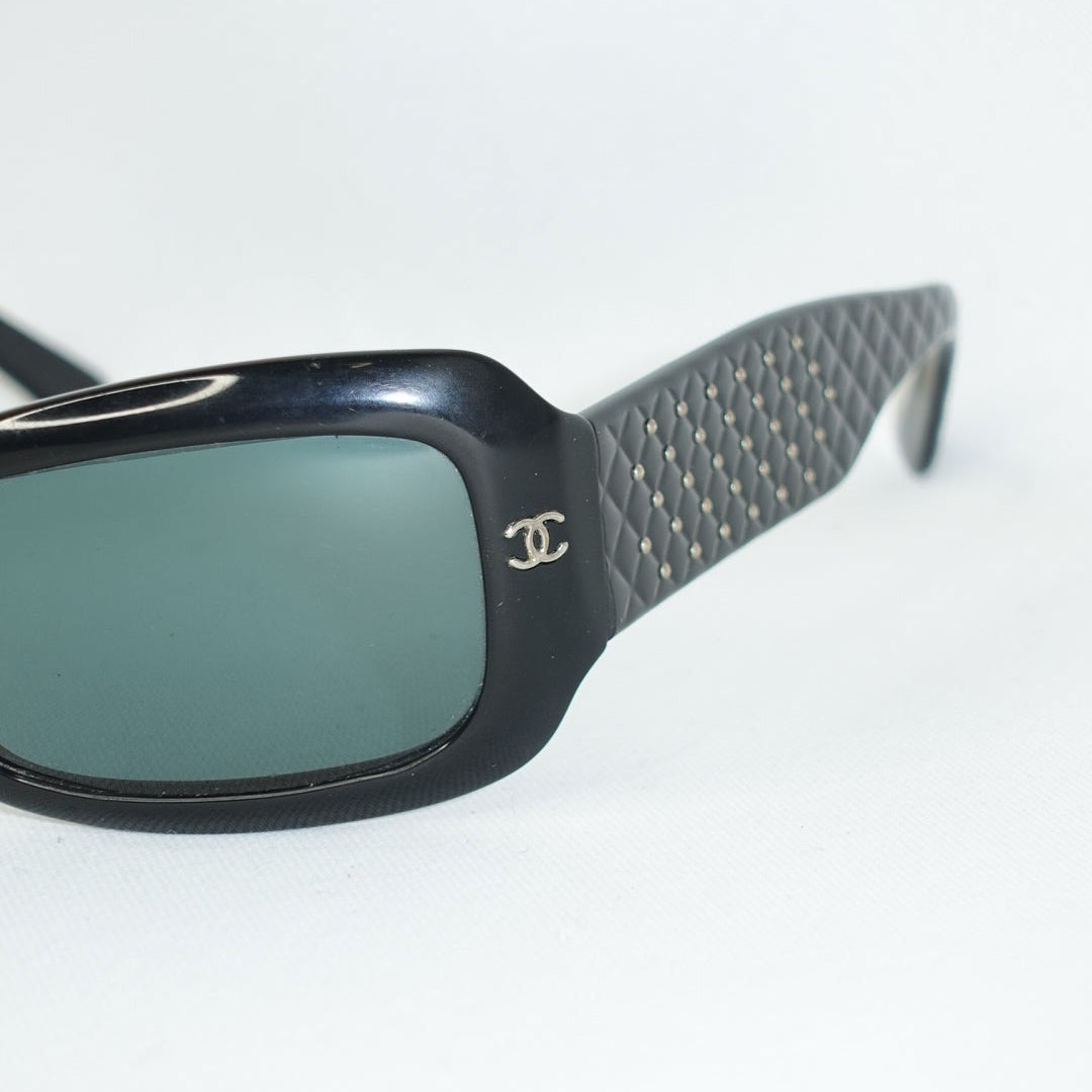 Occhiali da sole neri vintage Chanel Y2K