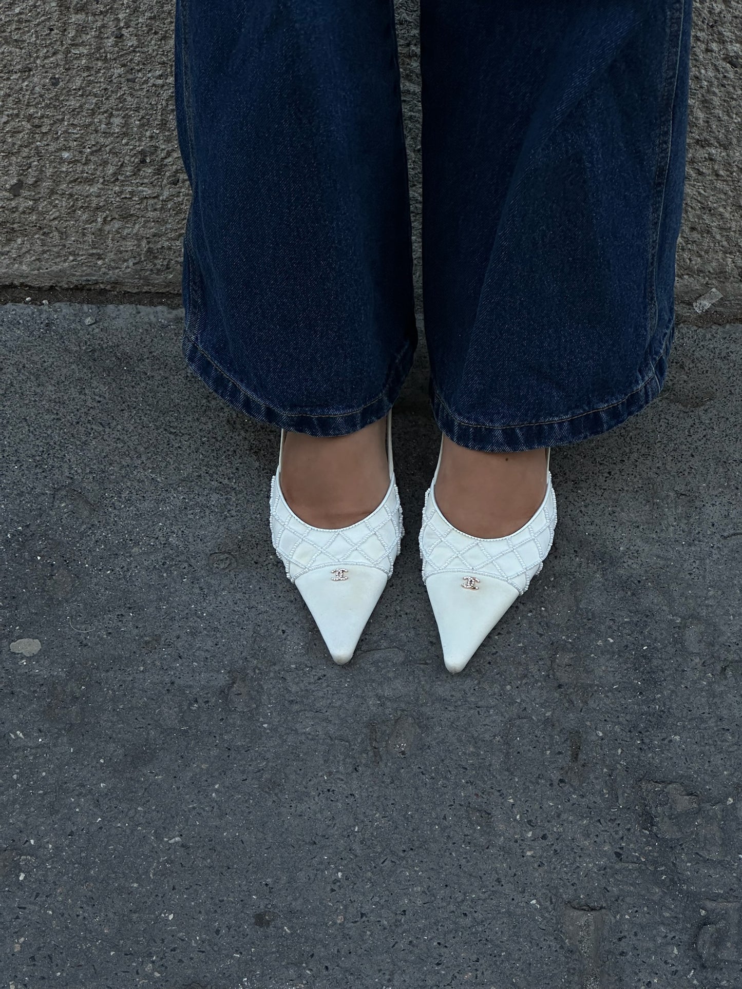 Chanel Quilted Pearl And Crystal Logo White Pointed Toe Kitten Heels Décolleté 40C