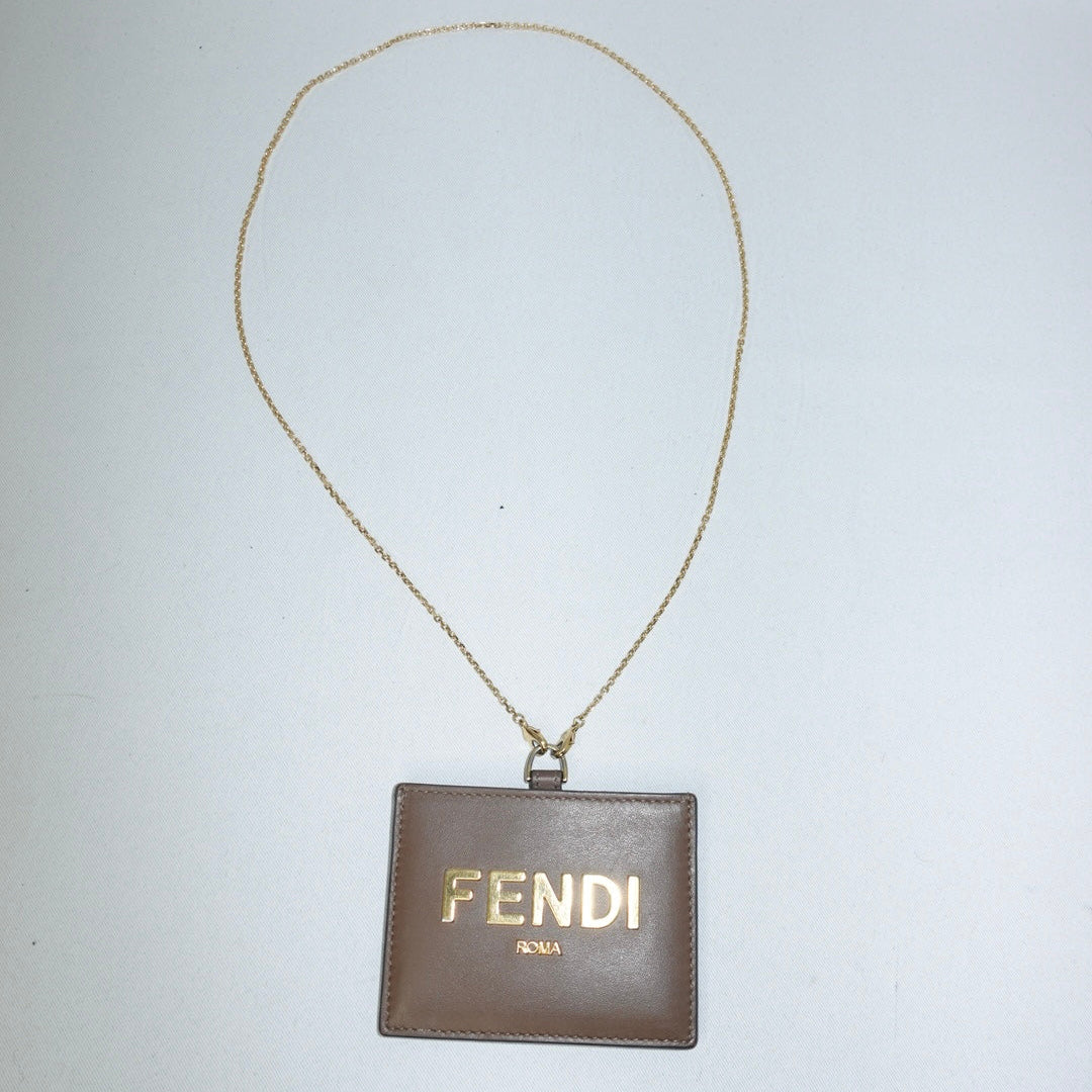 Portacarte Fendi marrone con catena