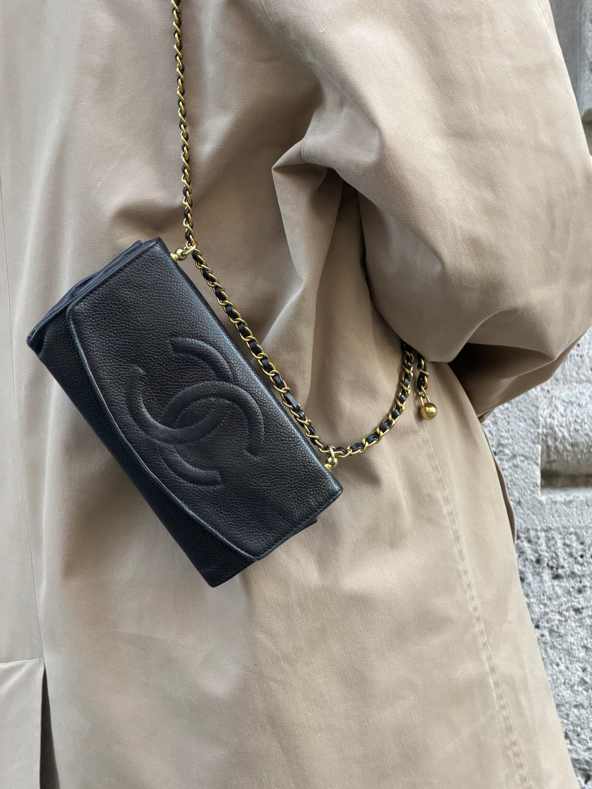 Portafoglio lungo vintage rielaborato Chanel con catena e logo CC in caviale nero