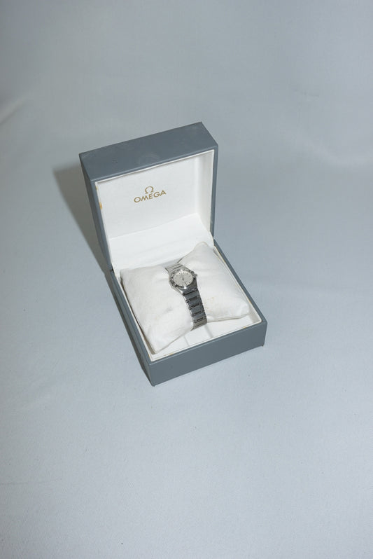 Front view of Omega Constellation Mini Quartz Silver Toned Vintage Watch with original dial and iconic bezel claws