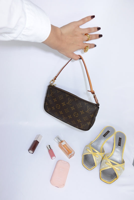 070. Louis Vuitton Plain In Monogram Pochette
