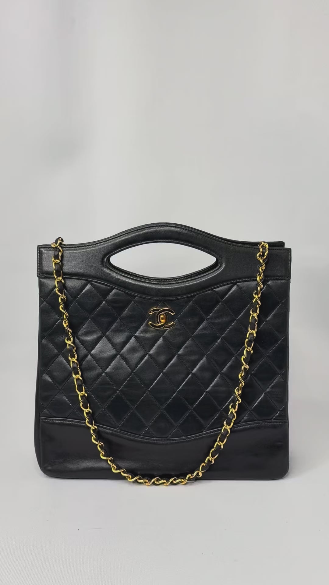 Borsa a tracolla bidirezionale in pelle di agnello trapuntata nera Chanel Vintage 31